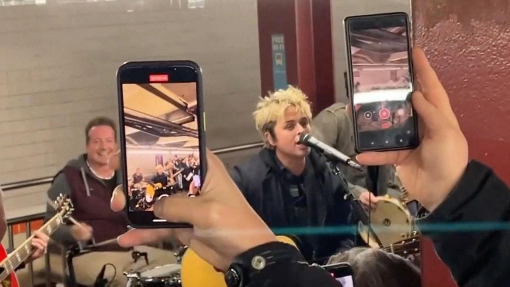 Green day -bändi teki yllätysesiintymisen New Yorkin metroasemalla.