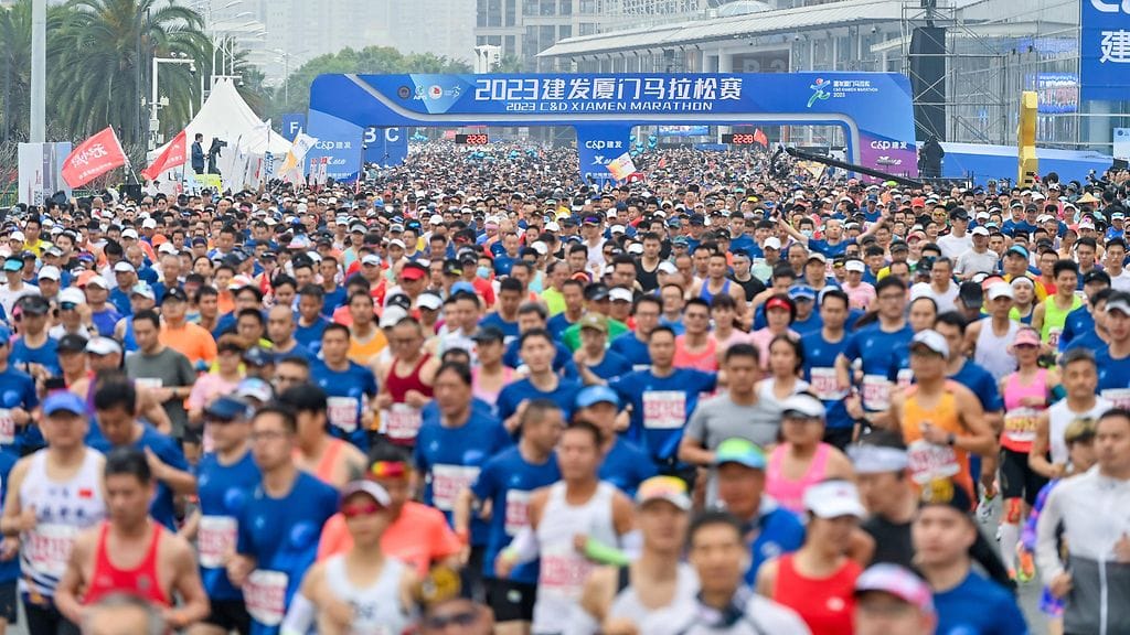 Tupakointia ei katsottu Xiamenin maratonilla läpi sormien. Arkistokuva kilpailusta viime vuodelta.