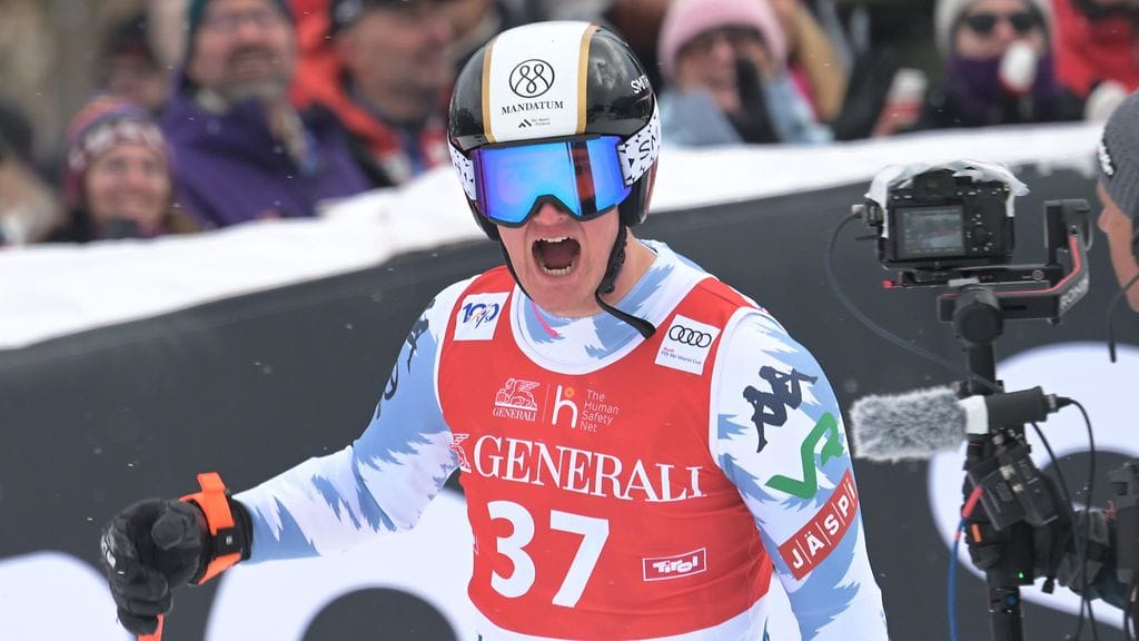 Elian Lehdolla oli aihetta iloita komean laskunsa jälkeen.