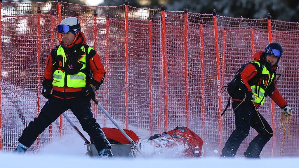 Petra Vlhova jouduttiin kuljettamaan paareilla pois rinteestä.