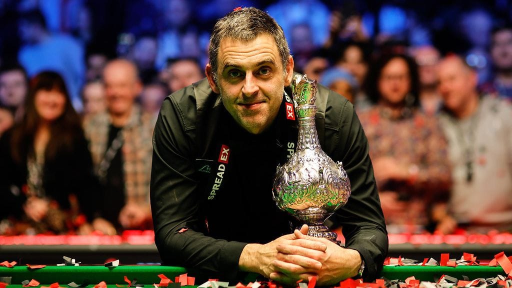 Ronnie O'Sullivan ja World Grand Prix -turnauksen voittopokaali.