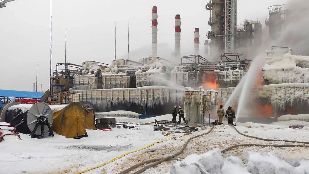 Alueviranomaisten julkaisema kuva maakaasutehtaan sammutustöistä Laukaansuussa, Venäjällä sunnuntaina 21. tammikuuta 2024.