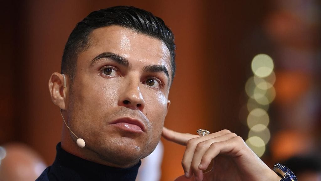 Cristiano Ronaldo ei vaikuta ilahtuneen Lionel Messin tuplakunniasta.