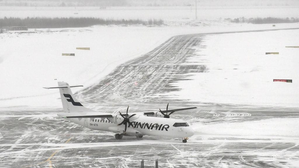 Finnairin ATR 72-500 -matkustajakone Helsinki-Vantaan lentokentällä tammikuussa 2021. Kuvituskuva.