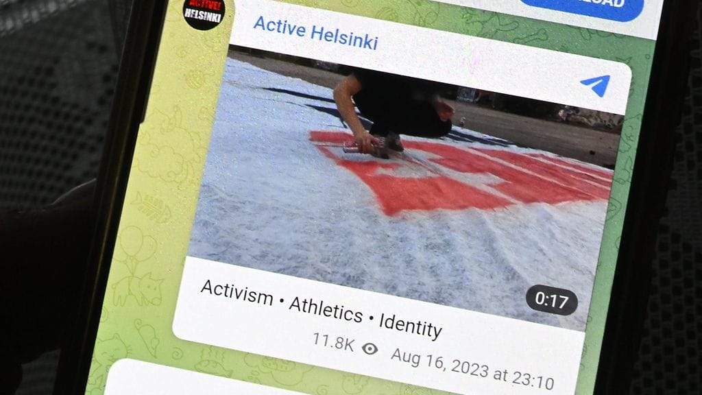 Teosta vastuun ottanut ryhmä julkaisi sosiaalisessa mediassa videoita banderollin valmistuksesta ja laskemisesta.