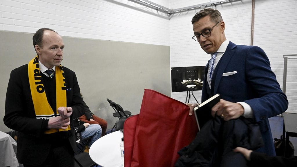 LK 23.1.2024 Presidenttiehdokkaat Jussi Halla-aho (ps.) ja Alexander Stubb (kok.) ennen Helsingin Sanomien ja Nelosen presidentinvaalitenttiä Suvilahden Kattilahallissa Helsingissä 23. tammikuuta 2024.