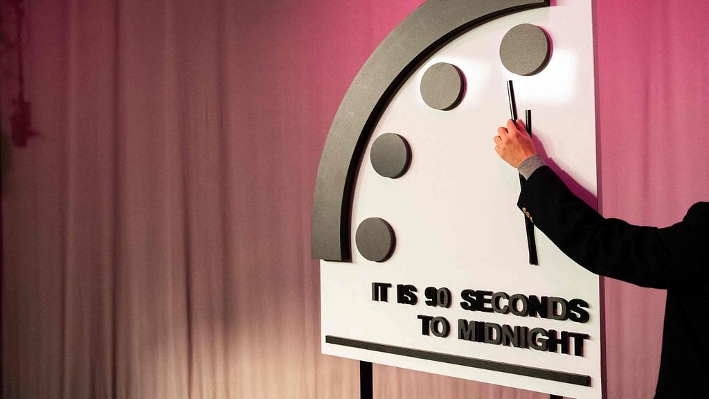 Bulletin of Atomic Scientists -julkaisun tutkijoiden kello on ennakoinut ydintuhoa tai muuta globaalia katastrofia vuodesta 1947 lähtien.