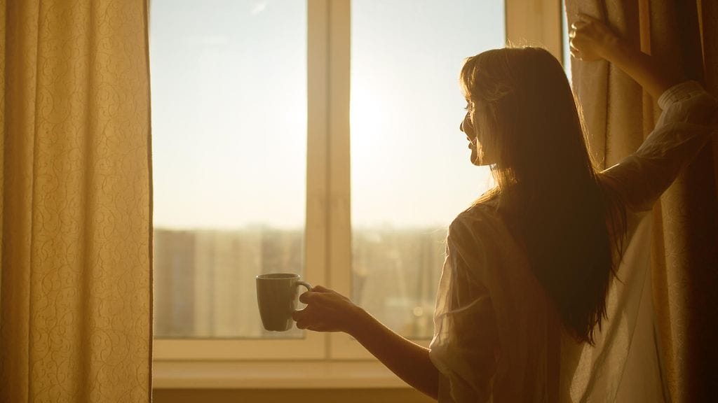 aamukahvia auringonvalossa