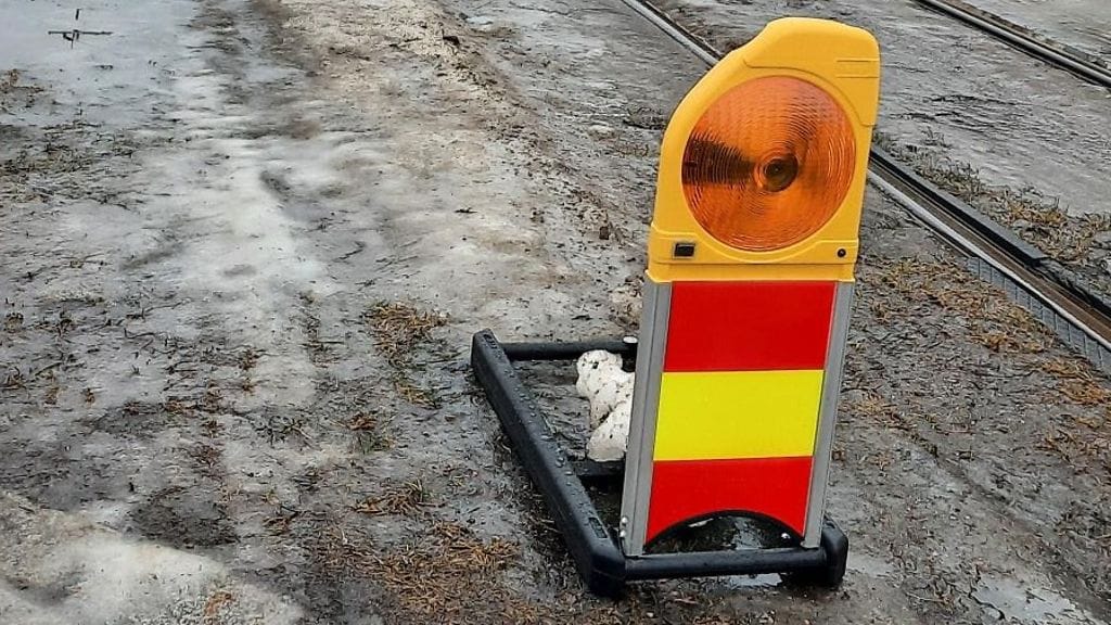 Opastimen tarkoitus on pitää autot poissa pikaratikan reitiltä. Kuva: Kaupunkiliikenne Oy