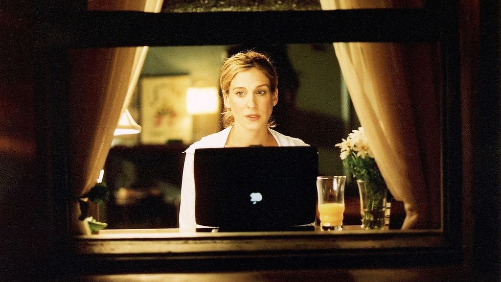 Carrie Brawshaw (Sarah Jessica Parker) nähtiin usein Sinkkuelämää-sarjassa tietokoneensa äärellä, koska hän kirjoitti kolumnia.