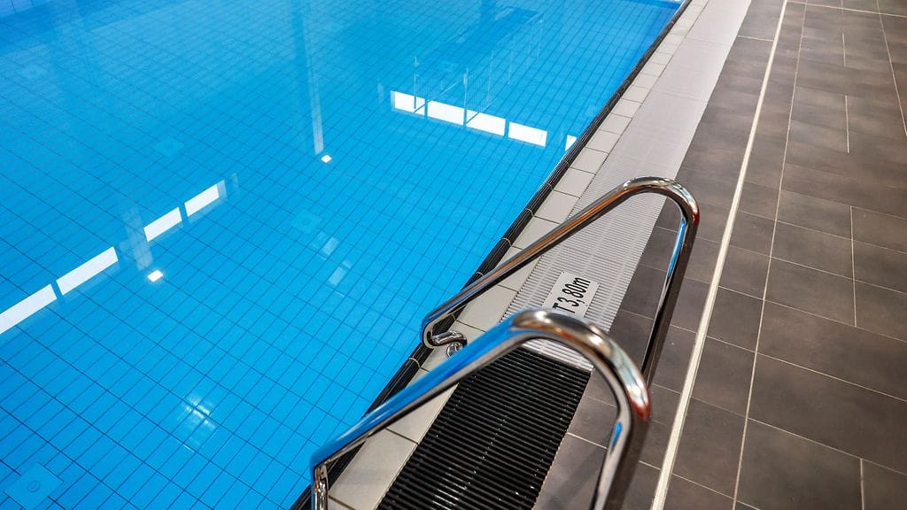 Alle 15-vuotiaiden tapaturmaisia kuolemia voisi vähäisestä määrästä huolimatta ehkäistä, sanoo alan tutkija. Koronapandemian jälkeen heikentyneet lasten uimataidot huolestuttavat. Kuvituskuvassa uima-allas.