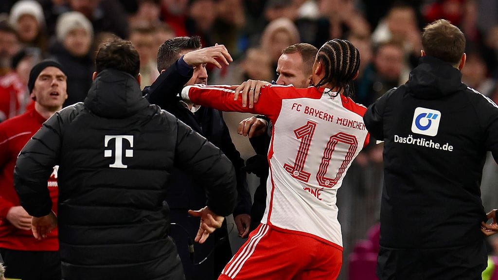 Bayern Münchenin Leroy Sane sai Union Berlinin päävalmentaja Nenad Bjelican kimppuunsa Bundesliiga-ottelussa.