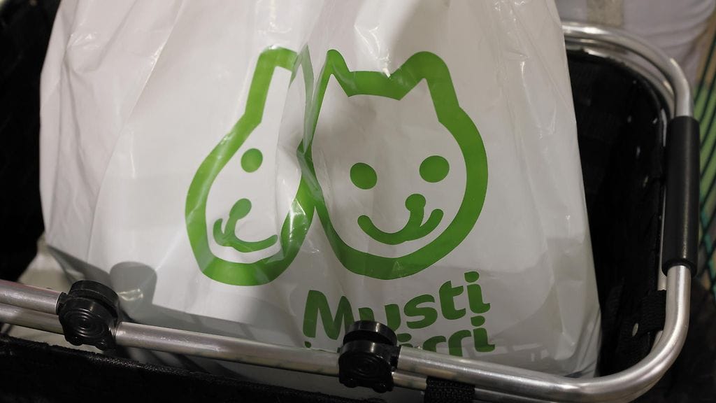 Lemmikkitarvikeyhtiö Musti Groupista tehtyä julkista ostotarjousta on korotettu 26,10 euroon osakkeelta, kun alkuperäinen ostotarjous oli tasan 26 euroa osakkeelta. Kuvituskuvassa Mustin ja Mirrin muovipussi.