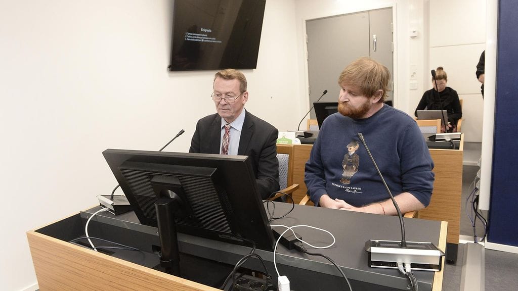 hdysvaltojen Venäjä-pakotelistalle on joutunut kaksi suomalaisyritystä Luminor Oy ja Siberica Oy. Niiden ranskalaistaustaista toimitusjohtajaa Gabriel Teminiä (oik.) vaadittiin vangittavaksi Itä-Uudenmaan käräjäoikeudessa Vantaalla 18. syyskuuta 2023. Teminiä epäillään Suomessa törkeästä säännöstelyrikoksesta. Vangitsemista vaatii Tulli. Vieressä puolustuksen asianajaja Jussi Kaasalainen.