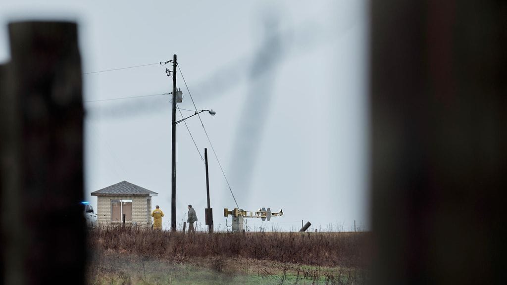 Vartijoita W.C. Colemanin vankilan porteilla ennen vangin teloitusta typpikaasulla.