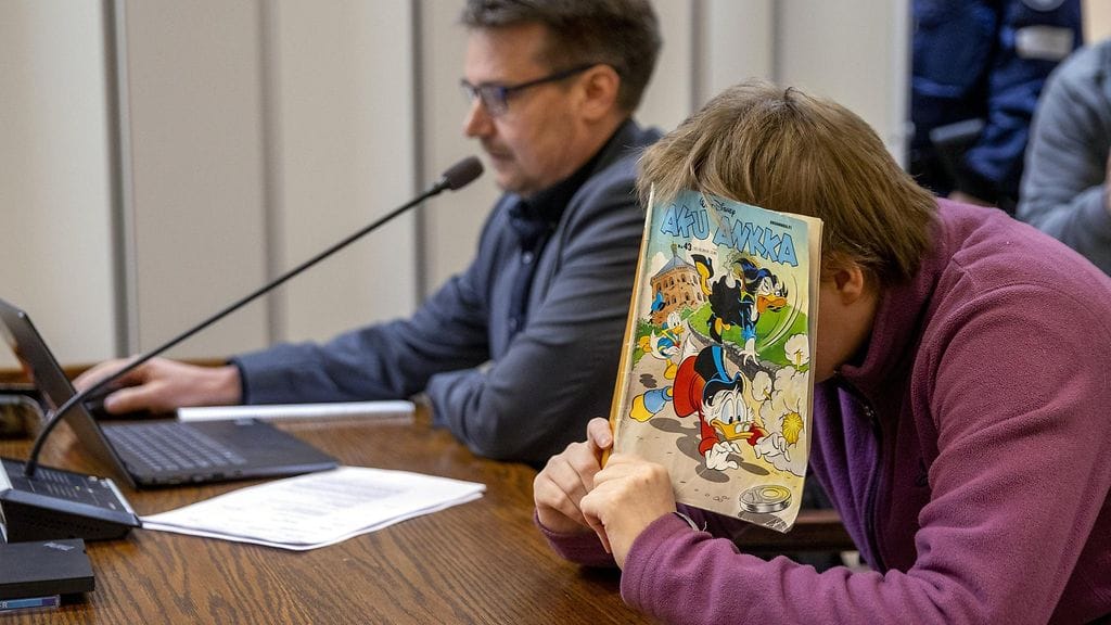 Syytetty peitti kasvonsa käräjäoikeudessa Aku Ankka -lehdellä.