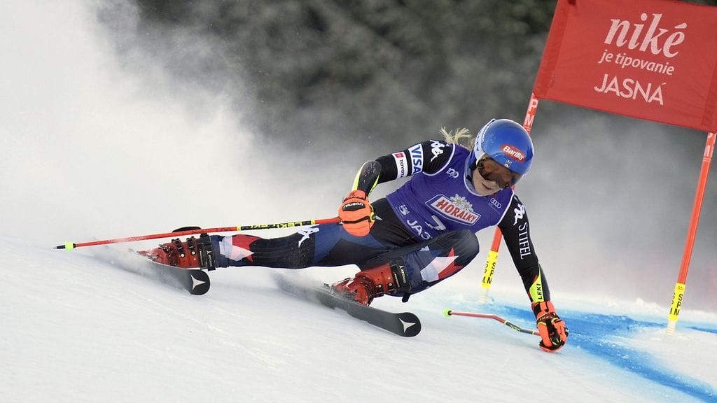 Mikaela Shiffrin kaatui Cortina d'Ampezzon syöksykisassa.