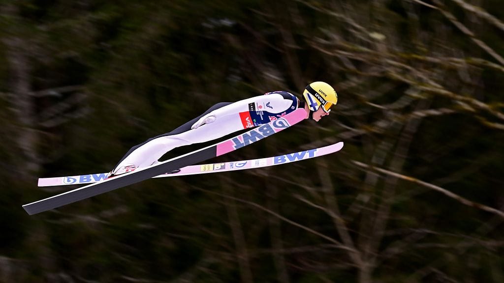 Niko Kytösaho liiteli pitkälle avauskierroksella Kulmin MM-lentomäessä.