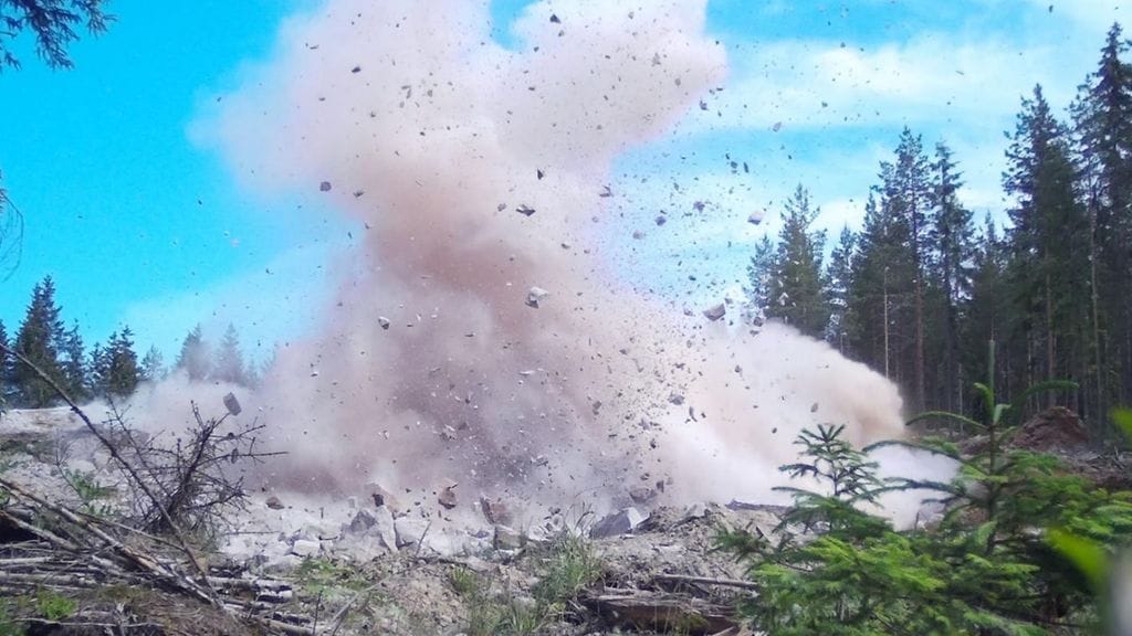 Aluehallintoviraston raportin kuvaa räjähdyksestä. Räjähdys oli tallentunut riistakameralle.