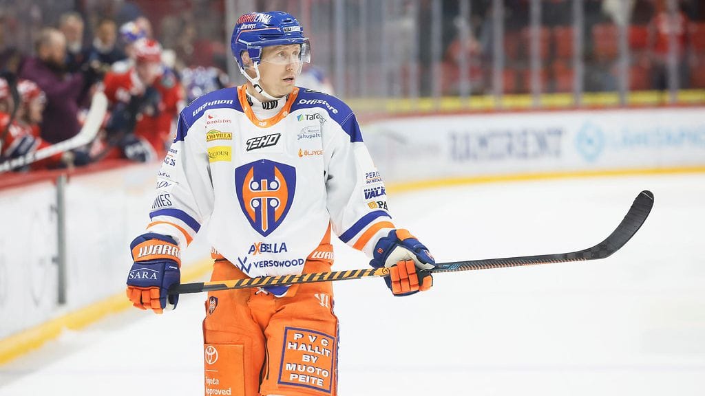 Veli-Matti Savinainen poistui kaukalosta tuskainen ilme kasvoillaan