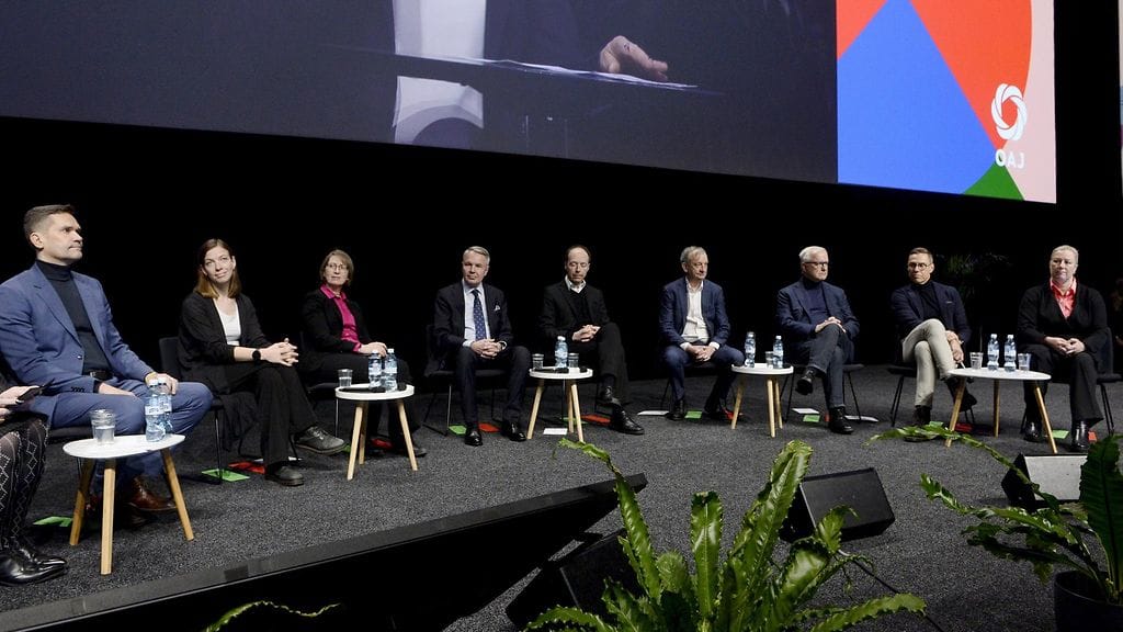 Educa-messuilla järjestetyssä OAJ:n vaalitentissä nähtiin tänään välikohtaus, jossa Liike Nytin ehdokas Hjallis Harkimo syytti vasemmistoliiton Li Anderssonia siitä, että Andersson olisi nauranut Harkimon lukihäiriölle eduskunnassa.