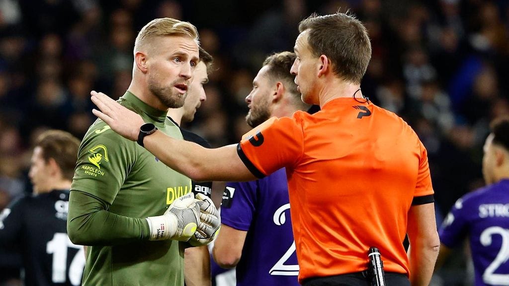 Tanskan maajoukkuevahti Kasper Schmeichel torjui rangaistuspotkun Anderlechtille.