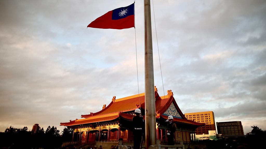 Taiwanin lippu laskettiin alas Taipeissa 16. tammikuuta.