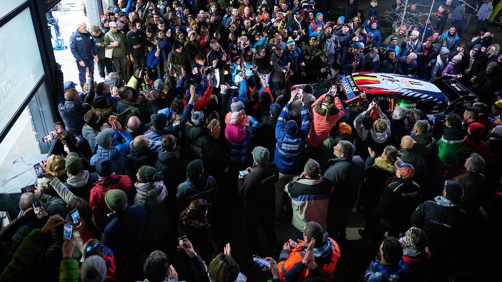 Thierry Neuvillen auton ympärillä parveili väkeä.