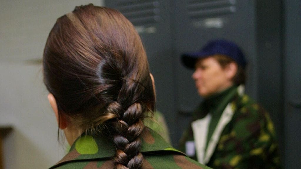 Vuosittain yli tuhat naista hakee vapaaehtoiseen asepalvelukseen.