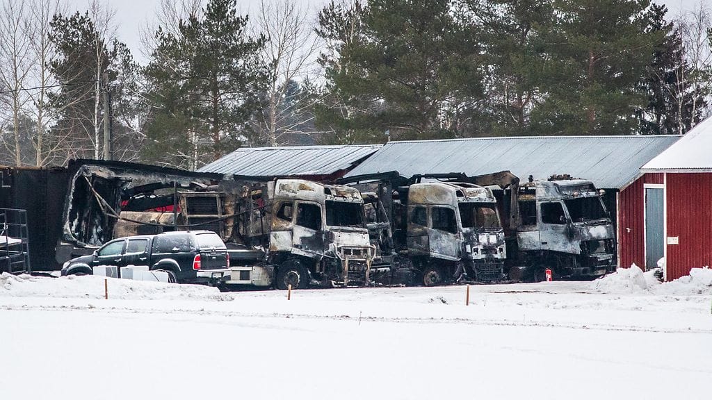 Lukijan kuvaa tulipalossa tuhoutuneista kuorma-autoista.
