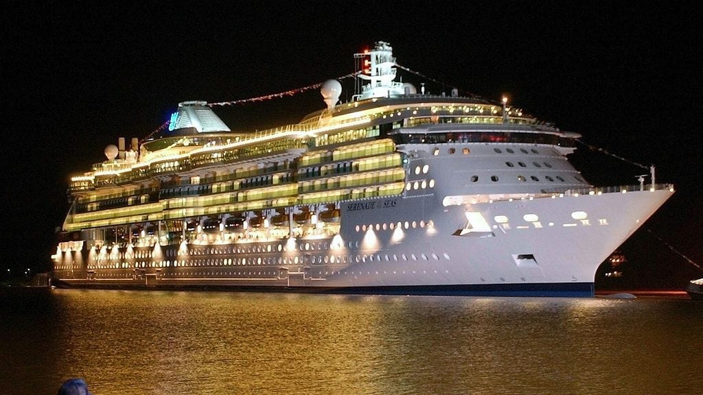 Kahteen sulkuporttiin itsensä lukinneiden aktivistien vuoksi Serenade of the Seas -risteilyalus sekä öljytankkeri eivät päässeet satamaan.