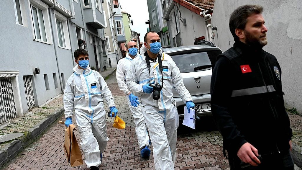 Turkkilaiset rikospoliisit kävelevät Santa Marian kirkon lähellä hyökkäyksen jälkeen Istanbulissa sunnuntaina.