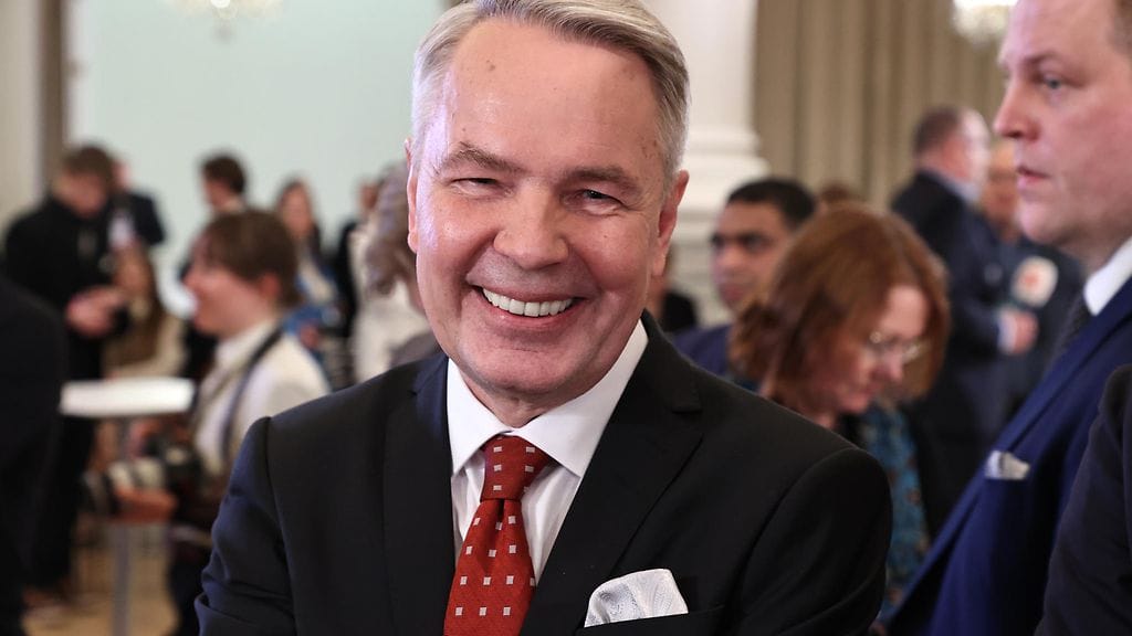 Pekka Haavisto kampanjatiimeineen oli bussissa matkalla Haaviston DJ Pexi -keikalle.