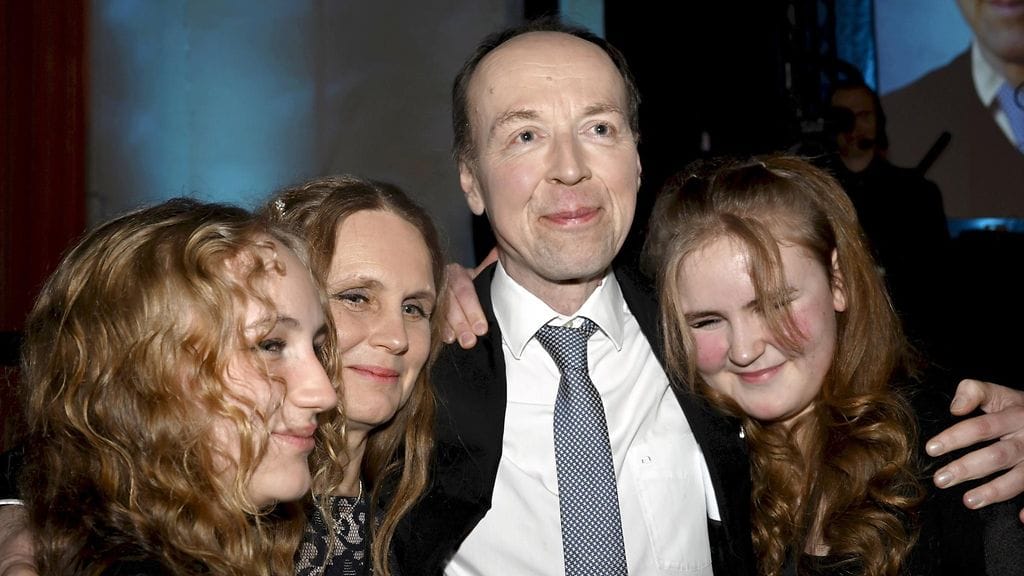 Jussi Halla-aho kuvattiin yhdessä tyttäriensä Kertun (oikealla) ja Hilman (vasemmalla) sekä vaimonsa Hillan kanssa.