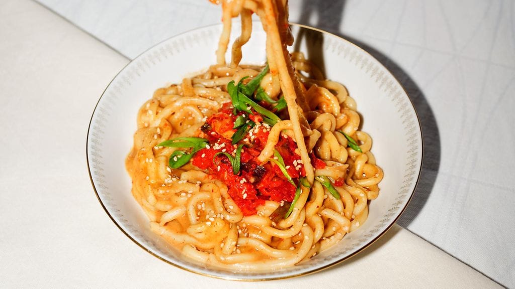 Helppo nuudeliruoka valmistuu vartissa! Oletko jo testannut paksuja udon-nuudeleita?