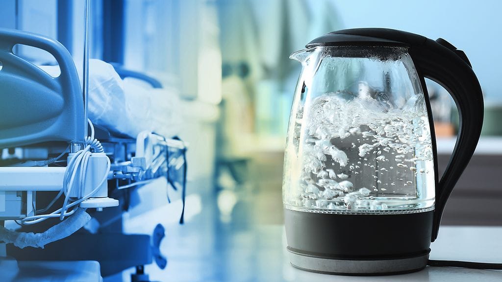 Suuttunut nainen haki vedenkeittimen ja paiskasi kuumaa vettä mielisairaanhoitajan päälle.