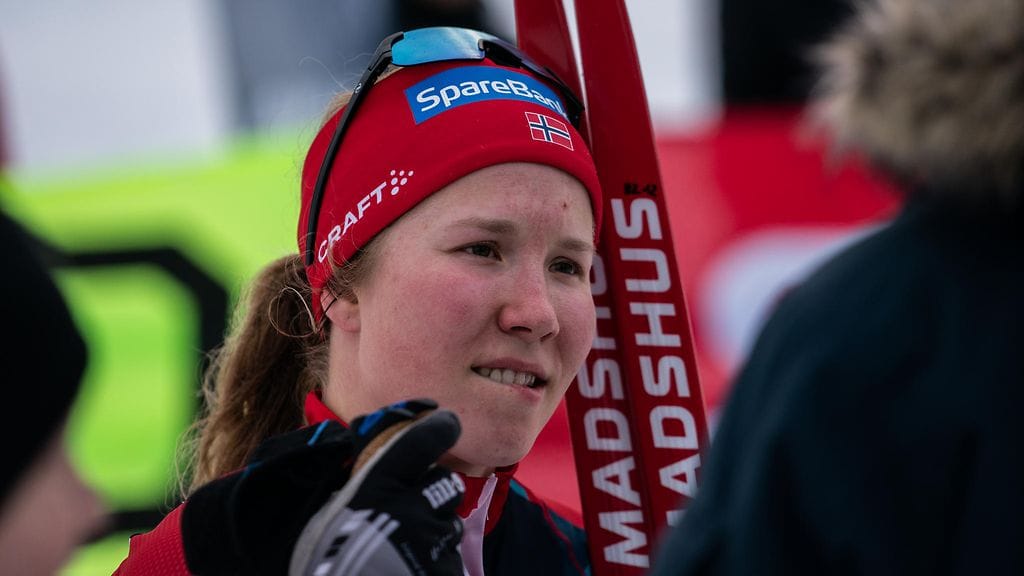 Helene Marie Fossesholm hiihtää pitkästä aikaa numerolappu rinnassa.