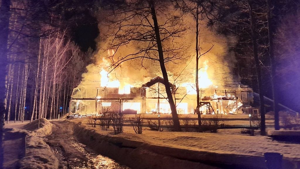 Jälkisammutustyöt tulevat pelastuslaitoksen mukaan kestämään pitkään.