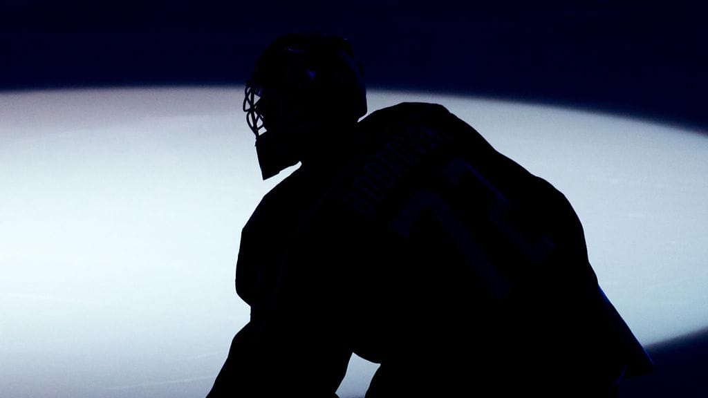 Maalivahti jäi makaamaan jäähän. Kuvituskuva.