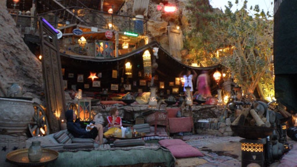 Opas kertoo, että Farsha Mountain Loungessa irtautuu todellisuudesta.