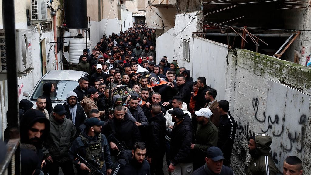 Surusaattue sen jälkeen kun kolme palestiinalaista miestä kuoli Israelin joukkojen hyökättyä sairaalaan tiistaiaamuna.