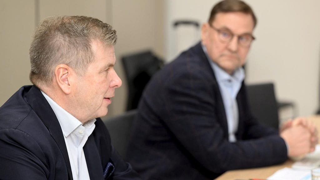 Jääkiekon SM-liigan puheenjohtaja Heikki Hiltunen (vas.) ja Suomen Jääkiekkoliiton puheenjohtaja Heikki Hietanen pettyivät Mestis-seurojen ja pelaajayhdistys SJRY:n päätökseen jättäytyä pois Huippukiekon neuvottelukunnasta.