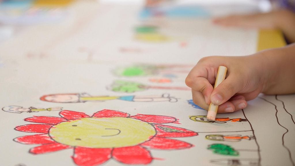 lapset piirtävät