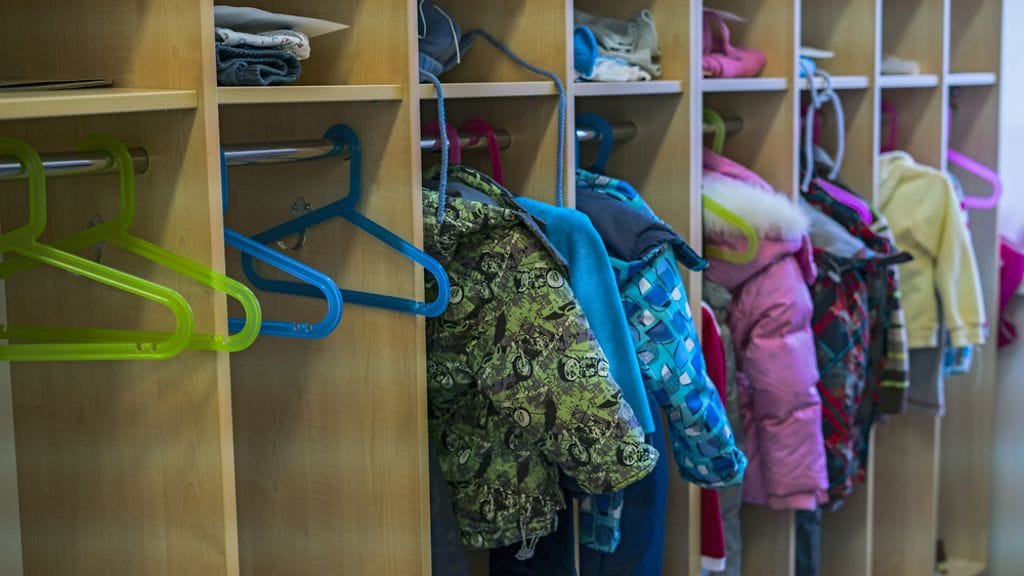 päiväkoti ja lasten vaatteet naulakossa