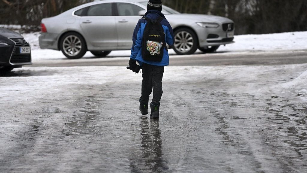 LK 31.1.2024 Jäinen kävelytie Espoossa 19. .tammikuuta 2022. Kuluvan viikon säätilaa leimaavat voimakkaat lämpötilan vaihtelut.
