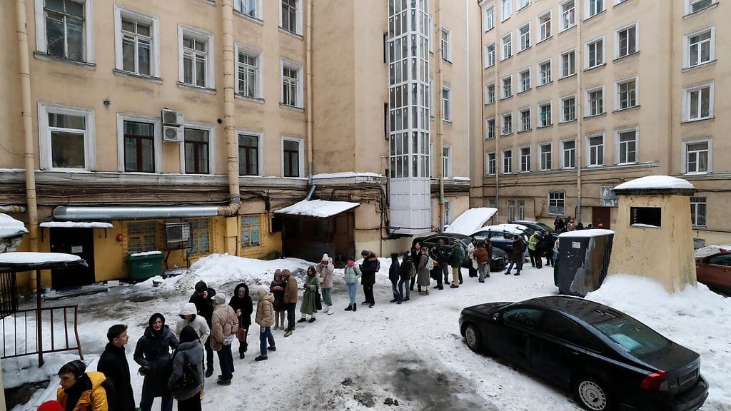 Oppositiopoliitikko Boris Nadezhdinin kannattajia jonottamassa allekirjoittamaan presidentinvaalien kannattajakortteja Pietarissa 23. tammikuuta 2024.