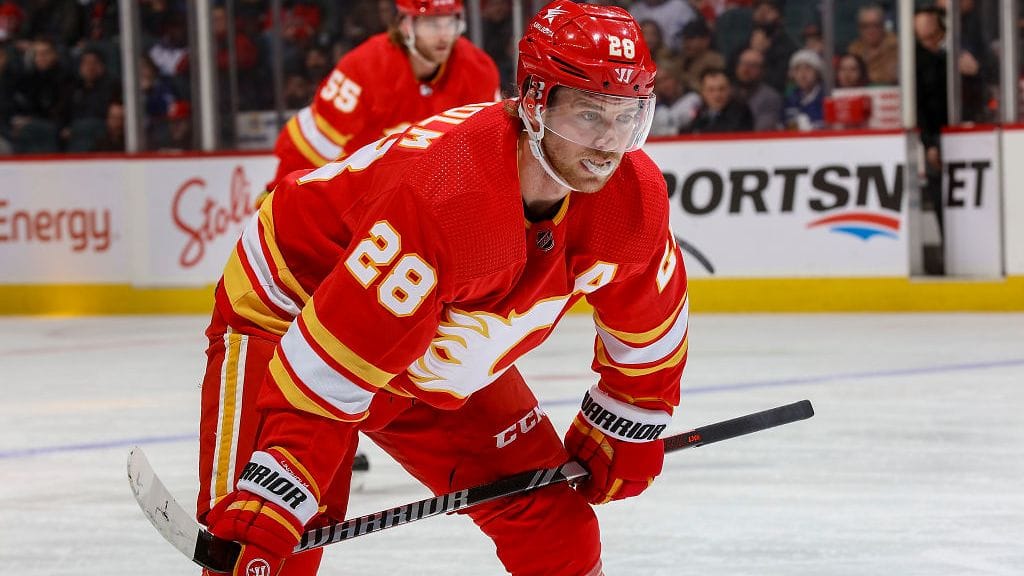 Elias Lindholm siirtyy Calgary Flamesin paidasta Vancouver Canucksiin.