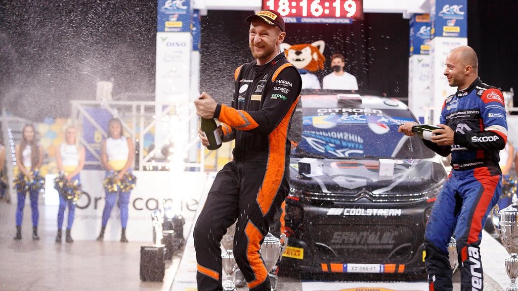 Aleksei Lukjanuk (vas.) juhli EM-sarjan osakilpailuvoittoa Kanariansaarilla marraskuussa 2021.