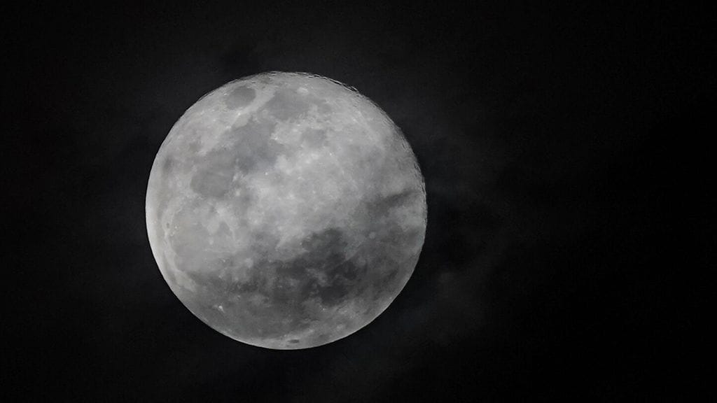 Japanilainen astronautti pääsee kävelemään Kuun pinnalla ensimmäisenä ei-yhdysvaltalaisena ihmisenä.