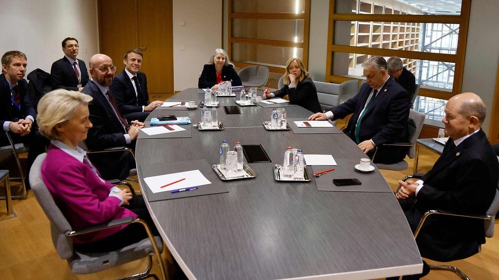 EU-maiden johtajat kokoontuivat tänään päättämään Ukrainalle annettavasta 50 mijardin euron apupaketista. Pöydän äärellä vasemmalta oikealle Euroopan komission puheenjohtaja Ursula von der Leyen, Eurooppa-neuvoston puheenjohtaja Charles Michel, Ranskan presidentti Emmanuel Macron, Italian pääministeri Giorgia Meloni, Unkarin pääministeri Viktor Orbán ja Saksan liittokansleri Olaf Scholz.